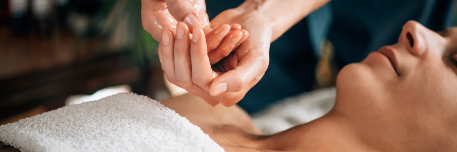 Read more about the article The Transformative Power of Ayurvedic Oil Massage: Healing from the Outside In
